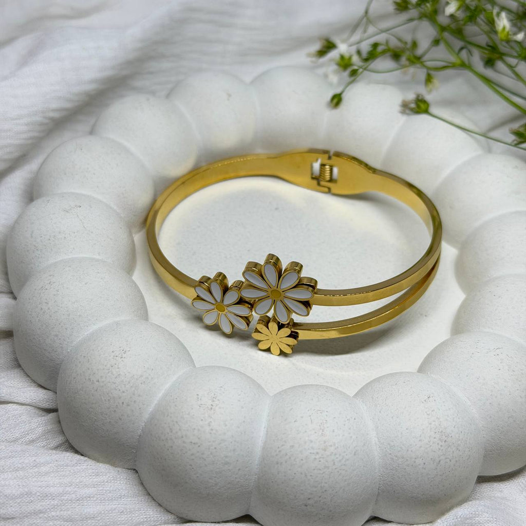 Daisy Bloom Charm Bracelet