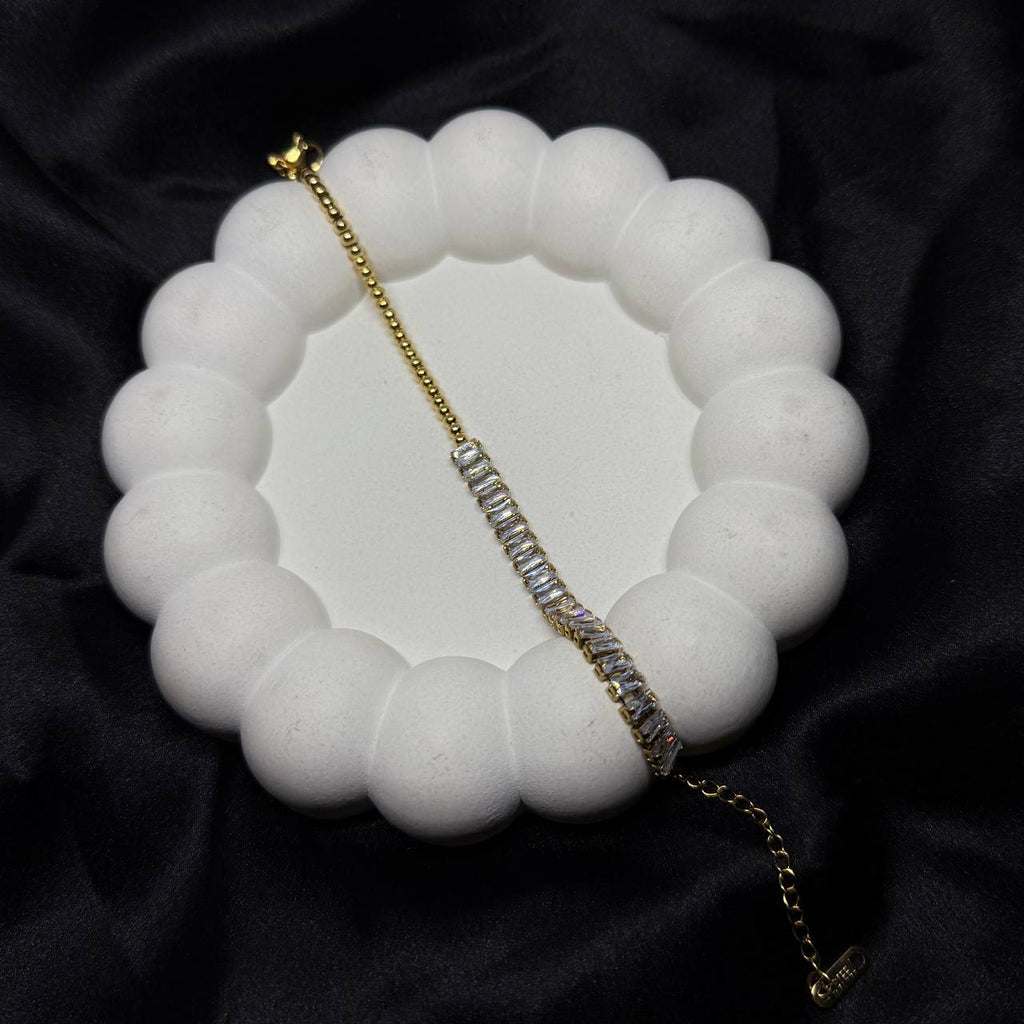 The Golden Radiance Bar Bracelet