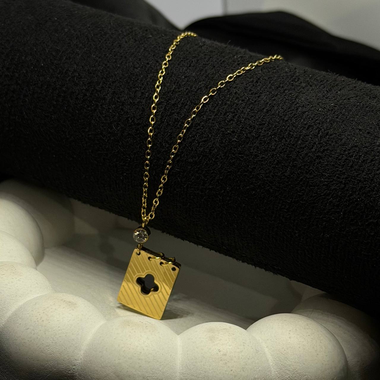 Golden Memoire Openable Locket Necklace