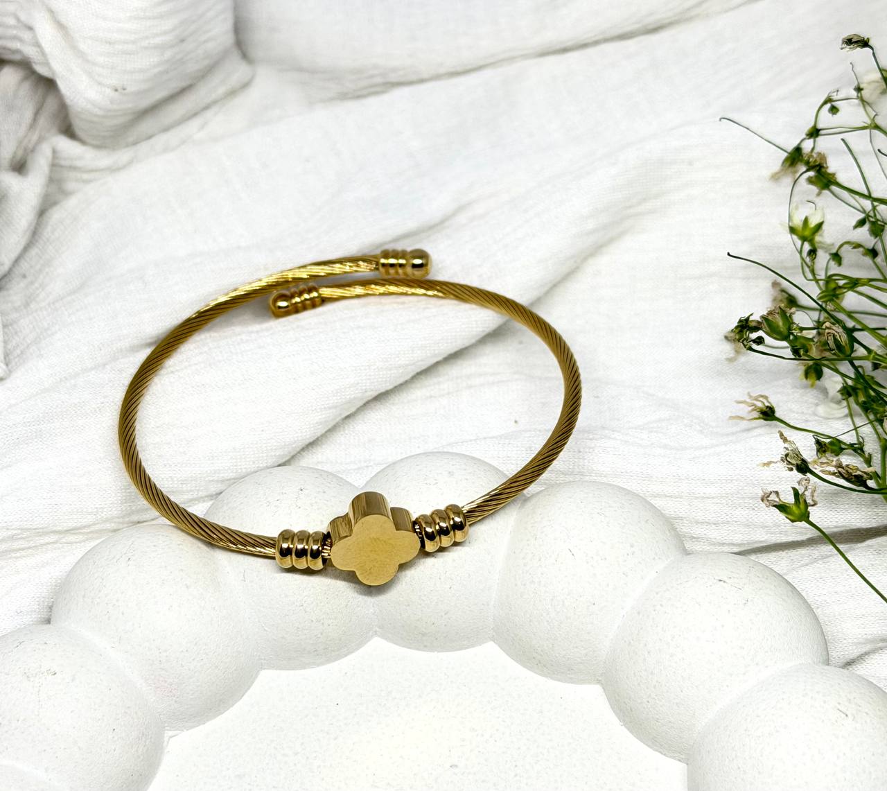 Van Cleef Clover Wire Bracelet