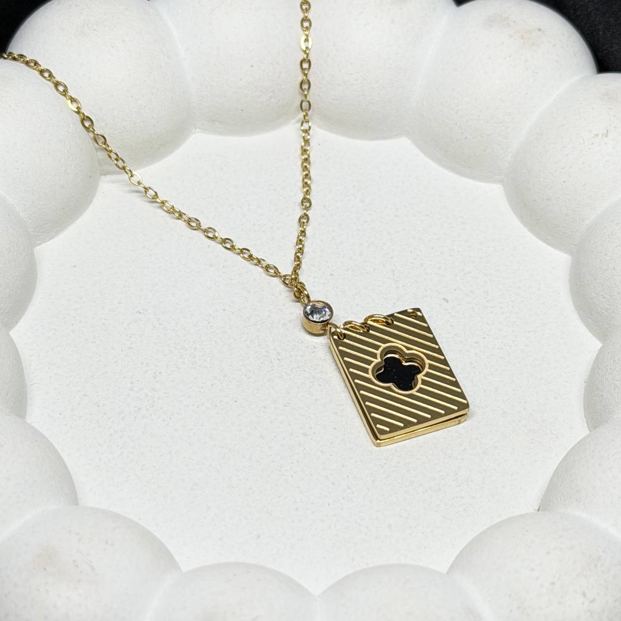 Golden Memoire Openable Locket Necklace