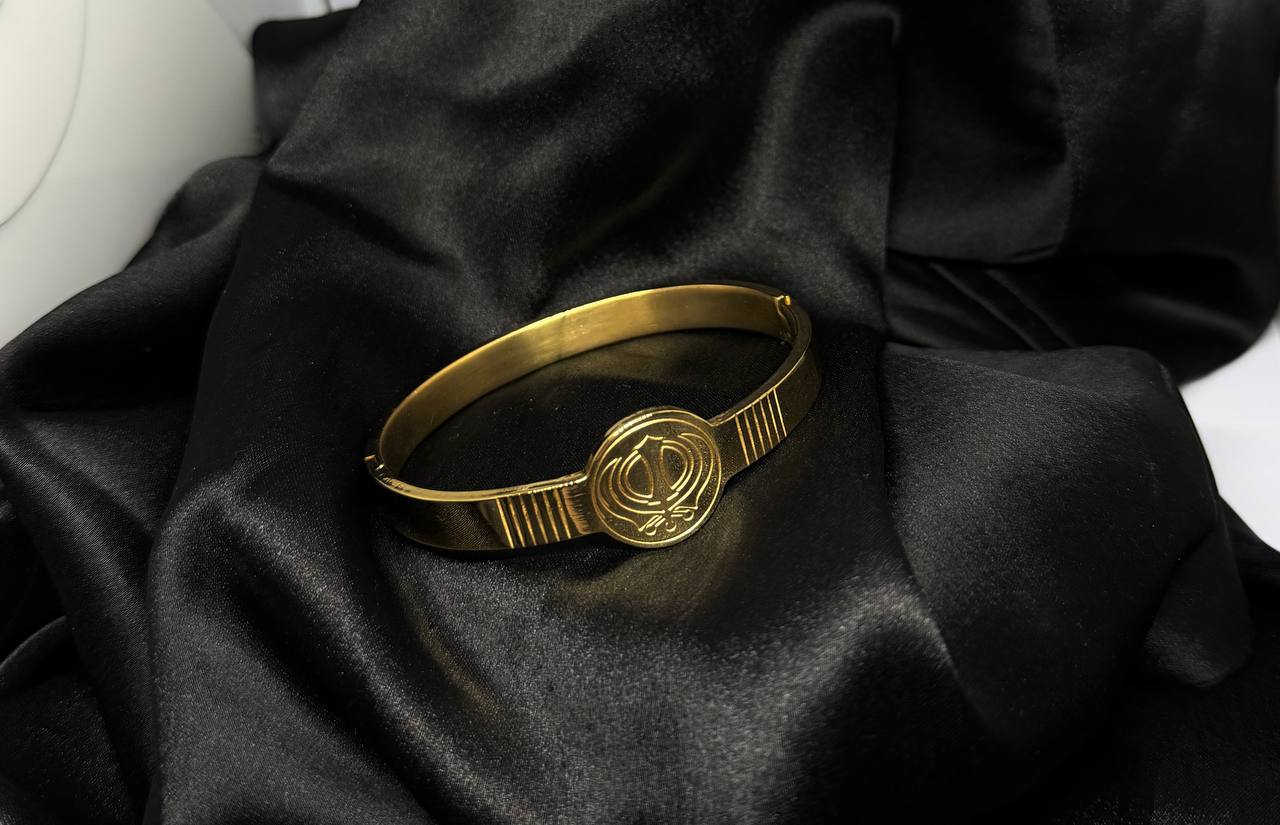 Khanda Emblem Medallion Bangle