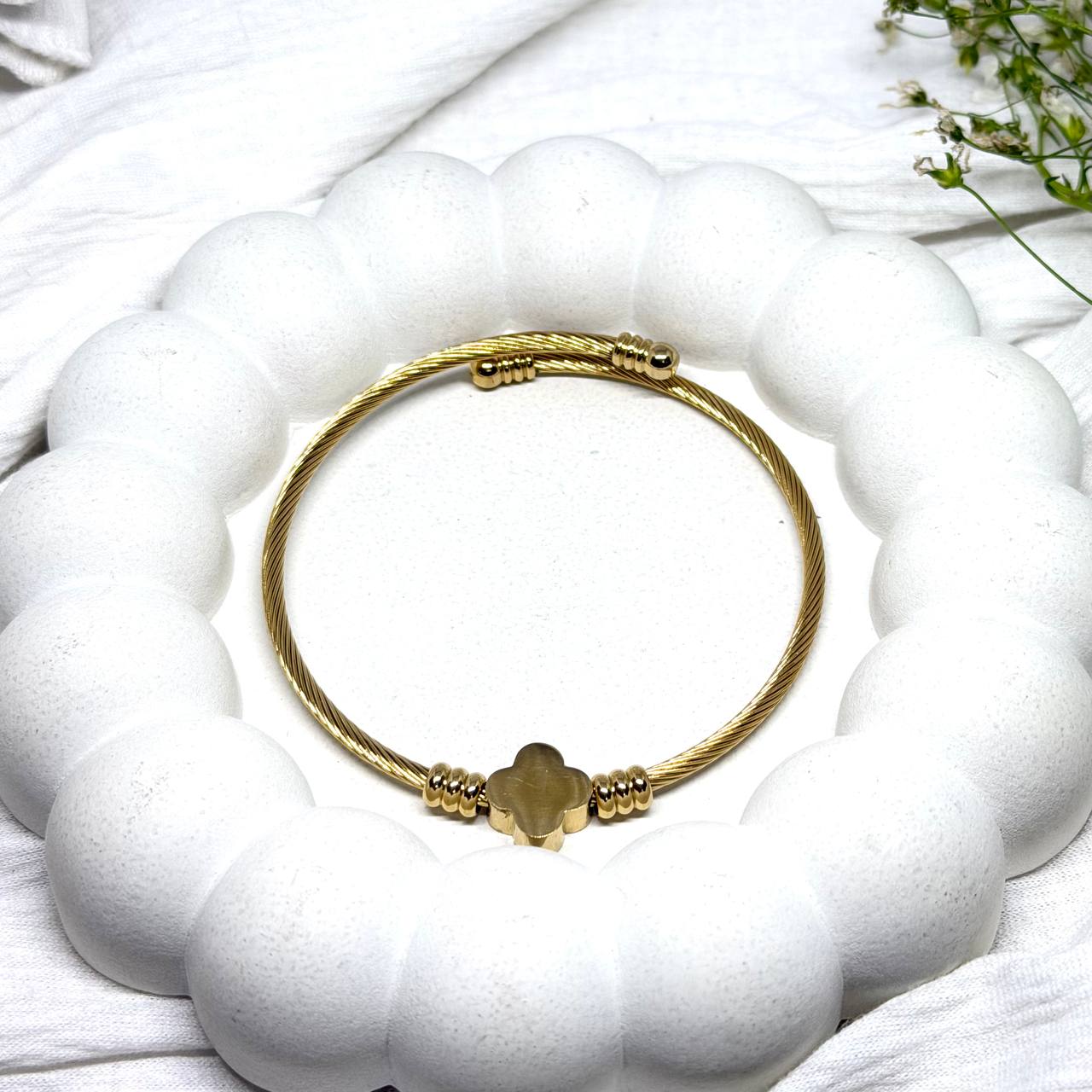 Van Cleef Clover Wire Bracelet