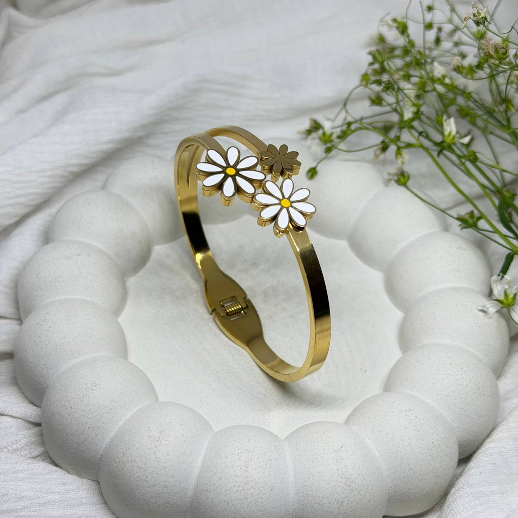 Daisy Bloom Charm Bracelet